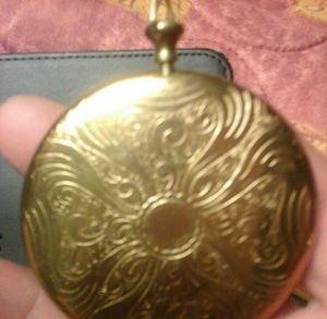 VINTAGE! ! Antique Zell Fifth Avenue  compact.